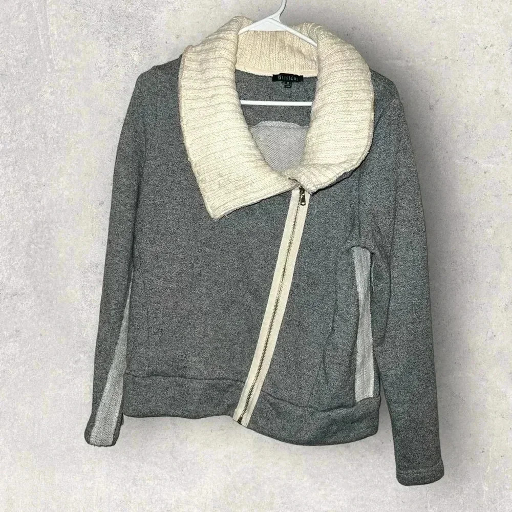 Zip up‎ size medium